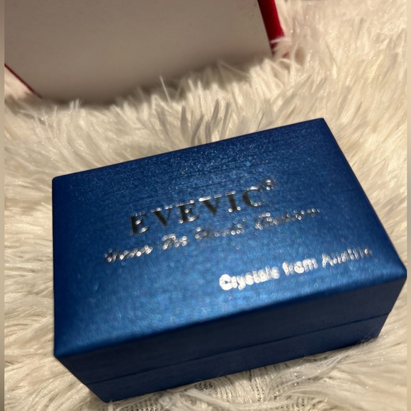 NWT- Austrian Beautiful green Crystal Drop leverBack earrings - Picture 4 of 4